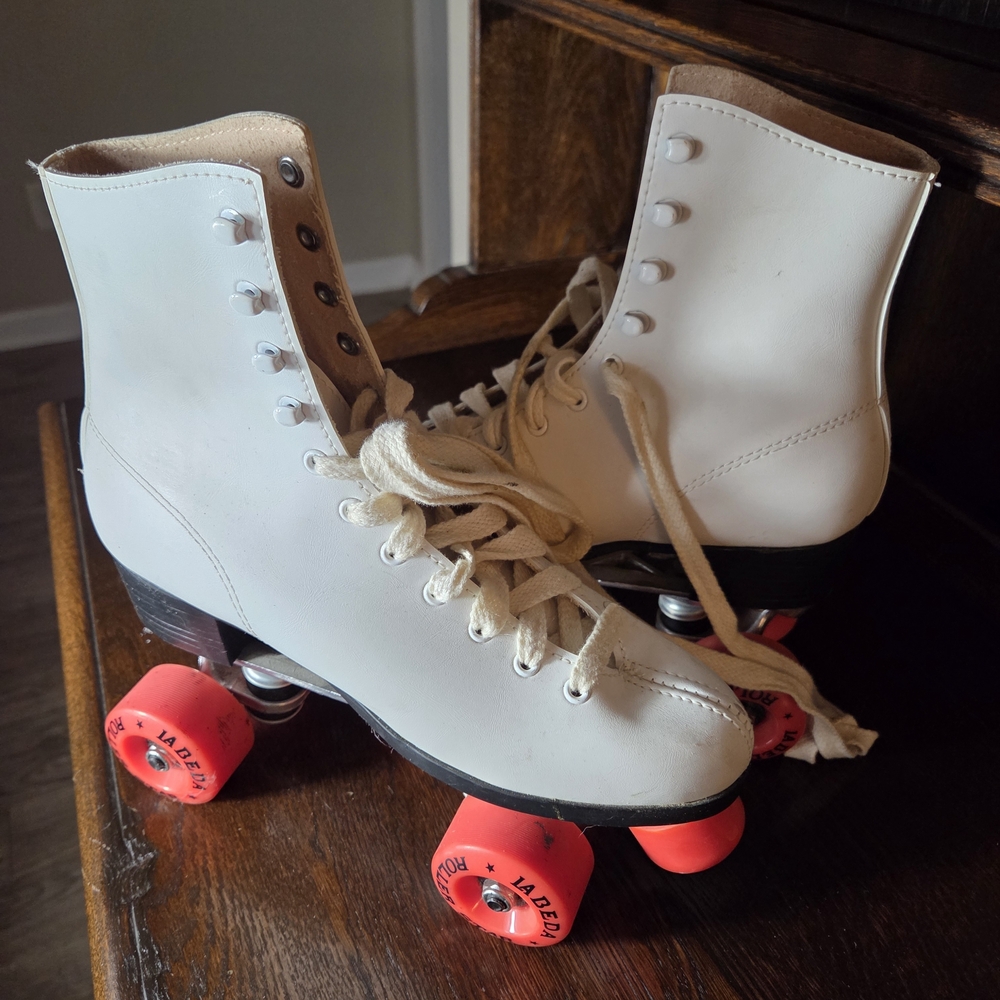 Classic White Roller Skates with Red Wheels - Picture 16 of 16
